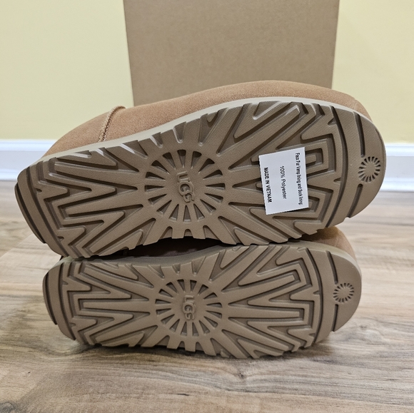 UGG Pumped Slide Clogs - Picture 8 of 12